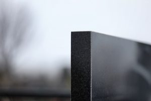 jak-dbac-o-nagrobki-granitowe-by-zachowaly-swoj-blask-przez-lata