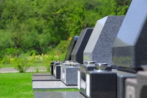 nagrobki-granitowe-z-elementami-szkla-i-metalu-nowoczesne-polaczenia-materialow